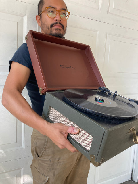 Vintage Crosley Record Player With Built-in Speakers